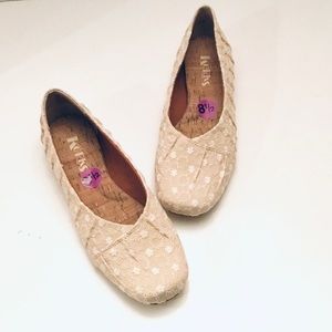 🆕 KORKS Ballet Flats Size 8.5 Beige Cream Daisy Floral Eyelet Fabric Slip ons